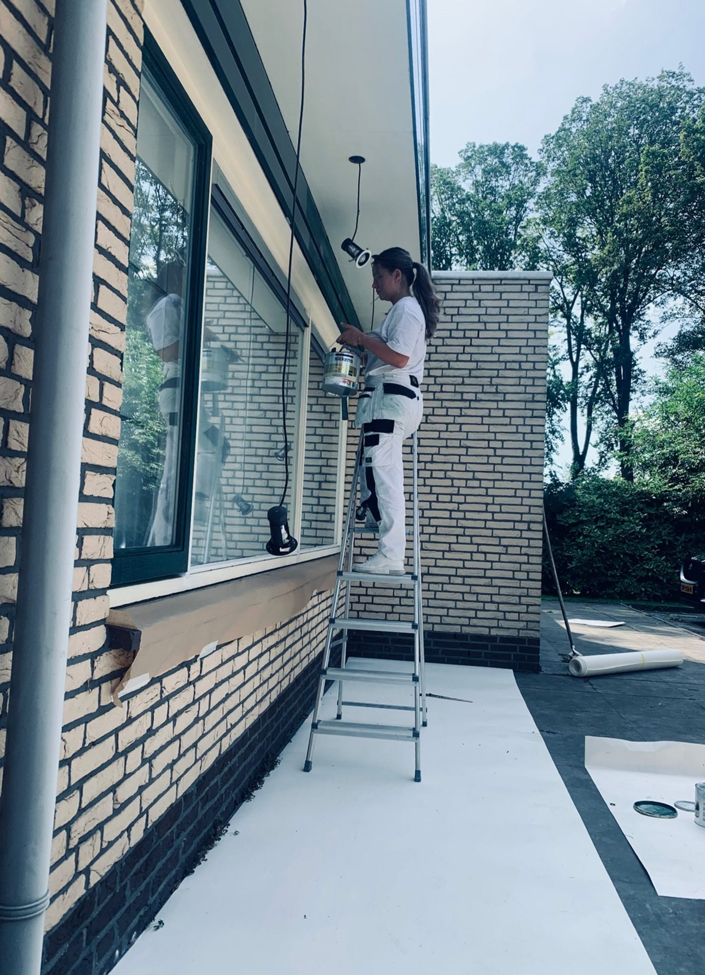 Schilder op een trap aan de kozijnen van een woning